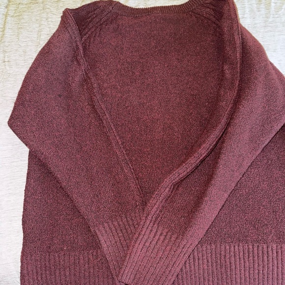 Beautiful maroon sweater - Picture 2 of 4